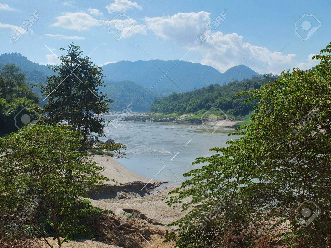 タイとミャンマーの国境間 Hong メーホンソーン県のサルウィン川 の写真素材 画像素材 Image