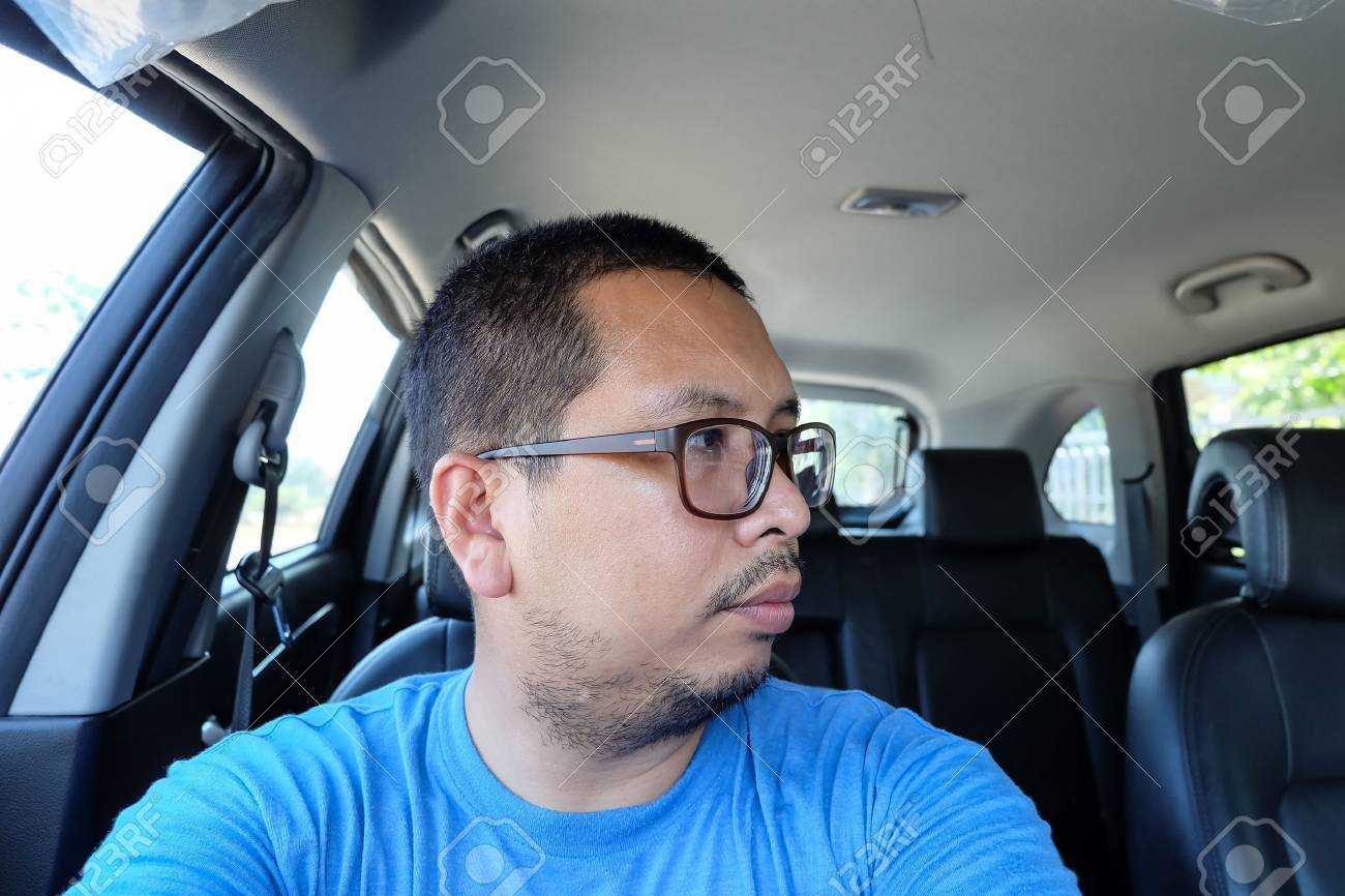 男なら右 シートベルトなし車を運転 の写真素材 画像素材 Image