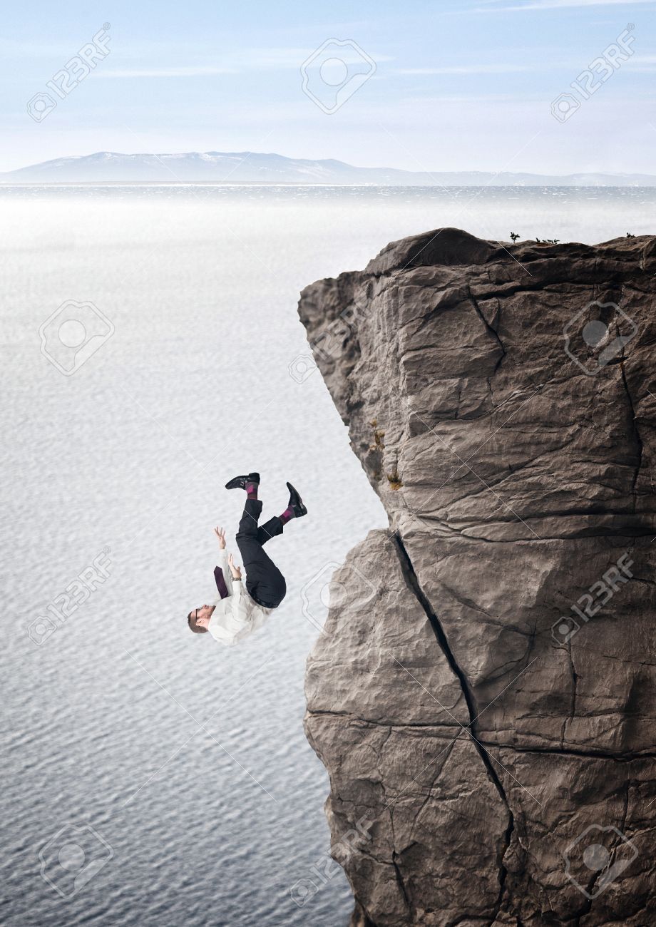 ビジネスマンが崖の海の背景から落ちる の写真素材 画像素材 Image