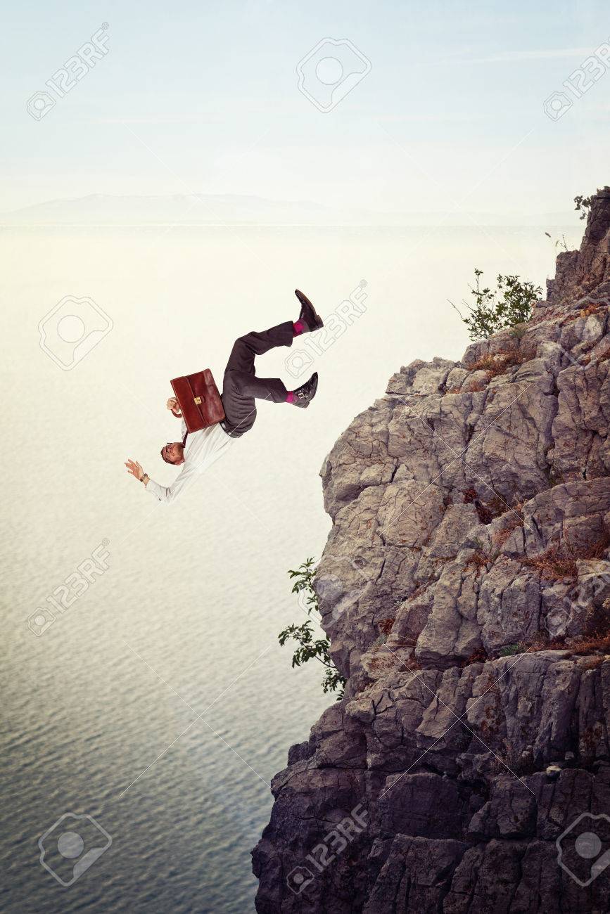 背景の崖から落ちる実業家 の写真素材 画像素材 Image