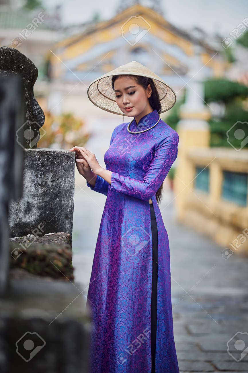 ベトナム、ホーチミン市：ベトナム、ホーチミン市：紫色のアオザイ