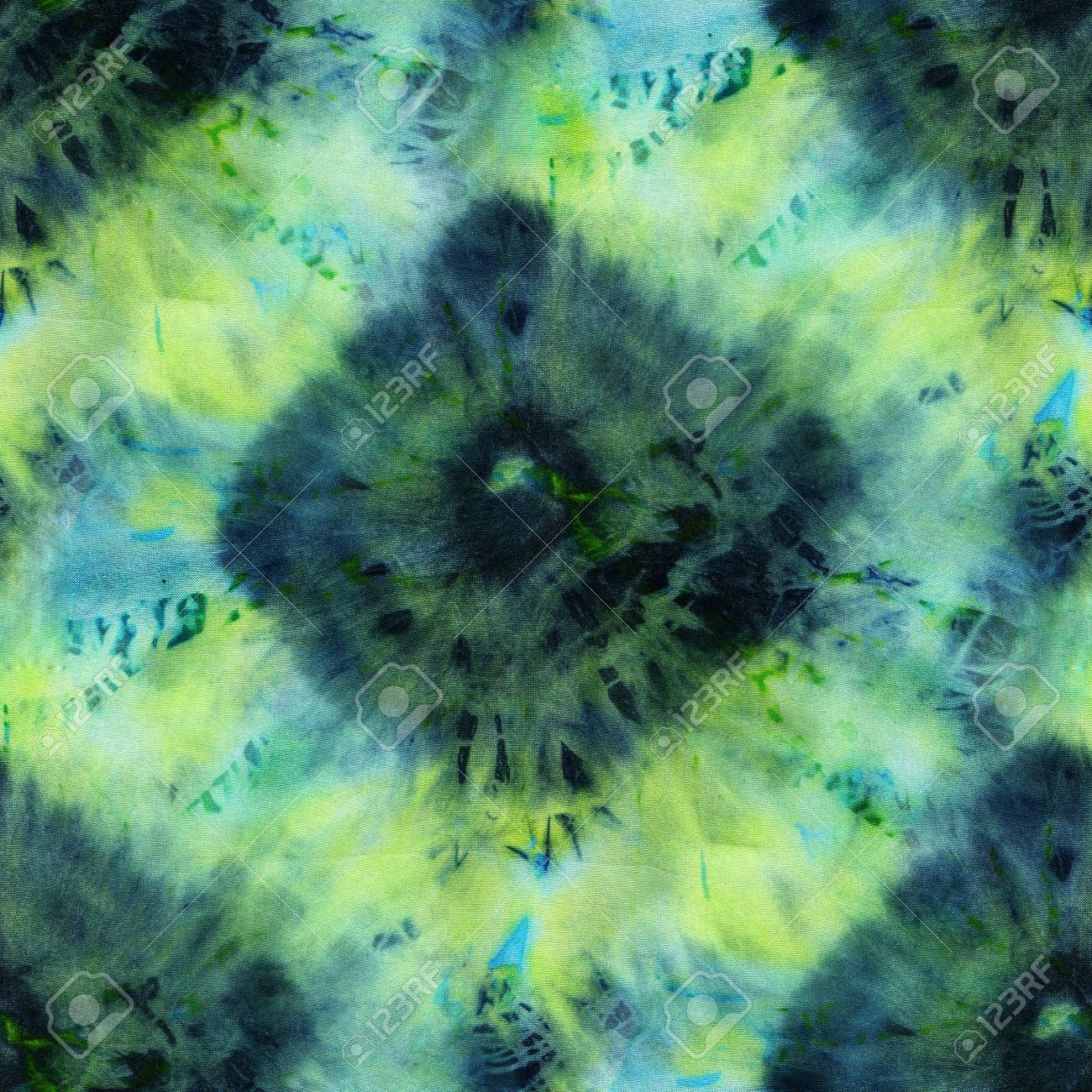 ホワイトシルクにグリーンカラーのシームレスなタイダイパターン 手描きの生地 結節バティック しぼり染め の写真素材 画像素材 Image