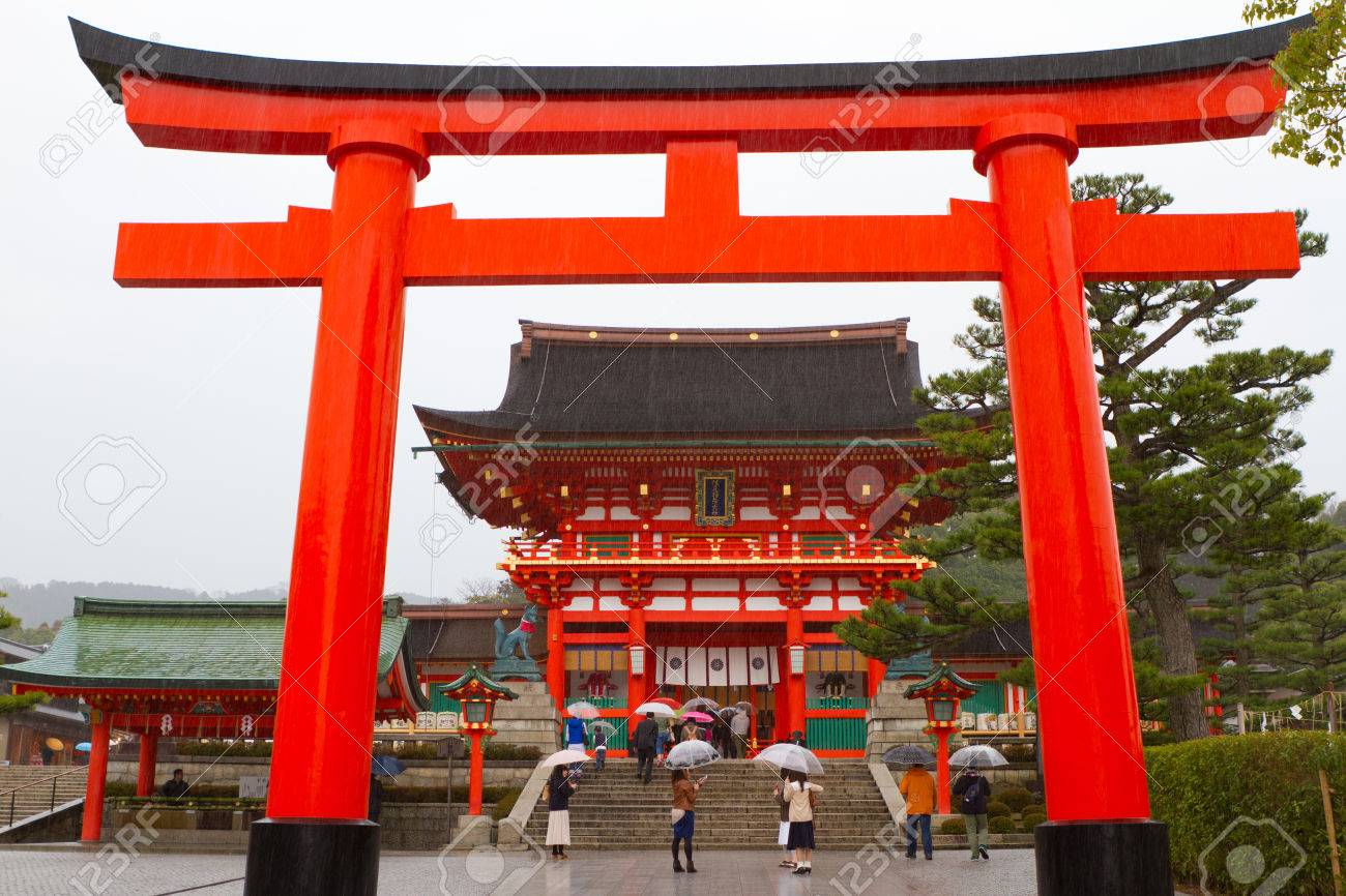 京都の伏見稲荷神社楼門の前で巨大な鳥居 の写真素材 画像素材 Image
