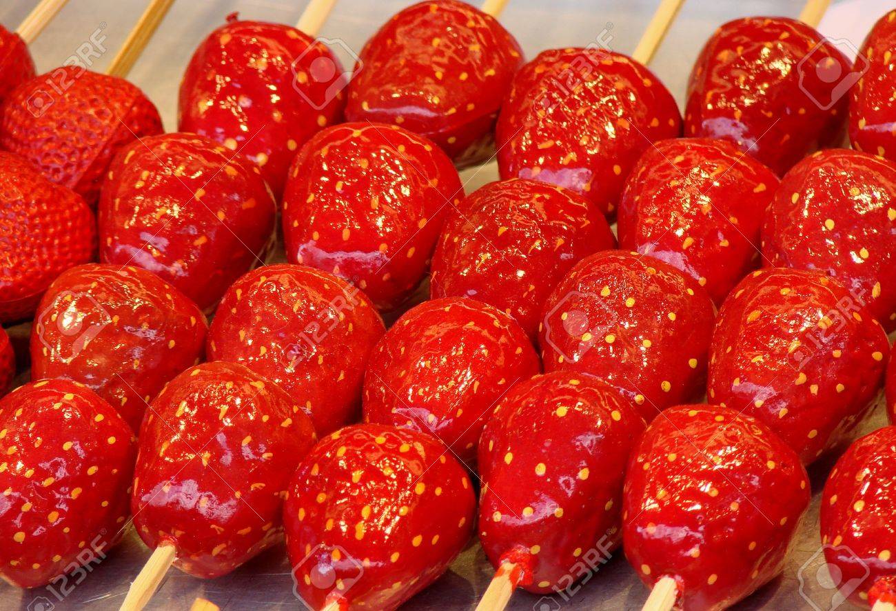 串赤い砂糖漬けイチゴ の写真素材 画像素材 Image