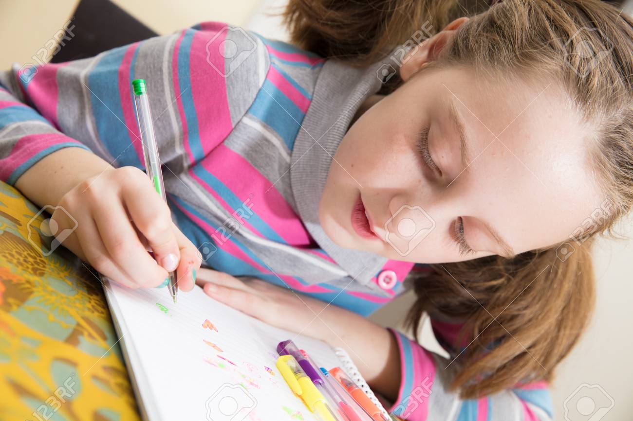 Zeichnung Des Kleinen Madchens Und Im Block Zu Hause Mit