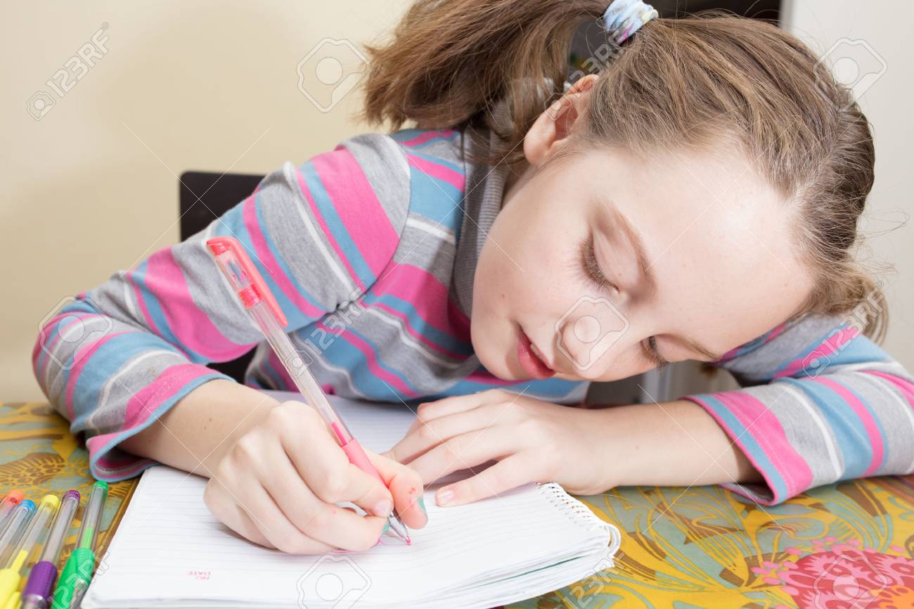Zeichnung Des Kleinen Madchens Und Im Block Zu Hause Mit