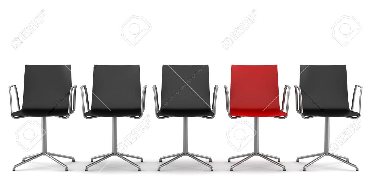 Rode bureau stoel onder zwarte stoelen geïsoleerd op witte