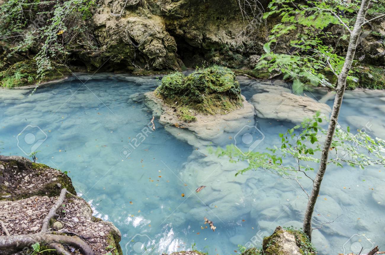 美しい川の深いスペインのナバラの山へ の写真素材 画像素材 Image 美しい川の深いスペインのナバラの山へ の写真素材 画像素材 Image