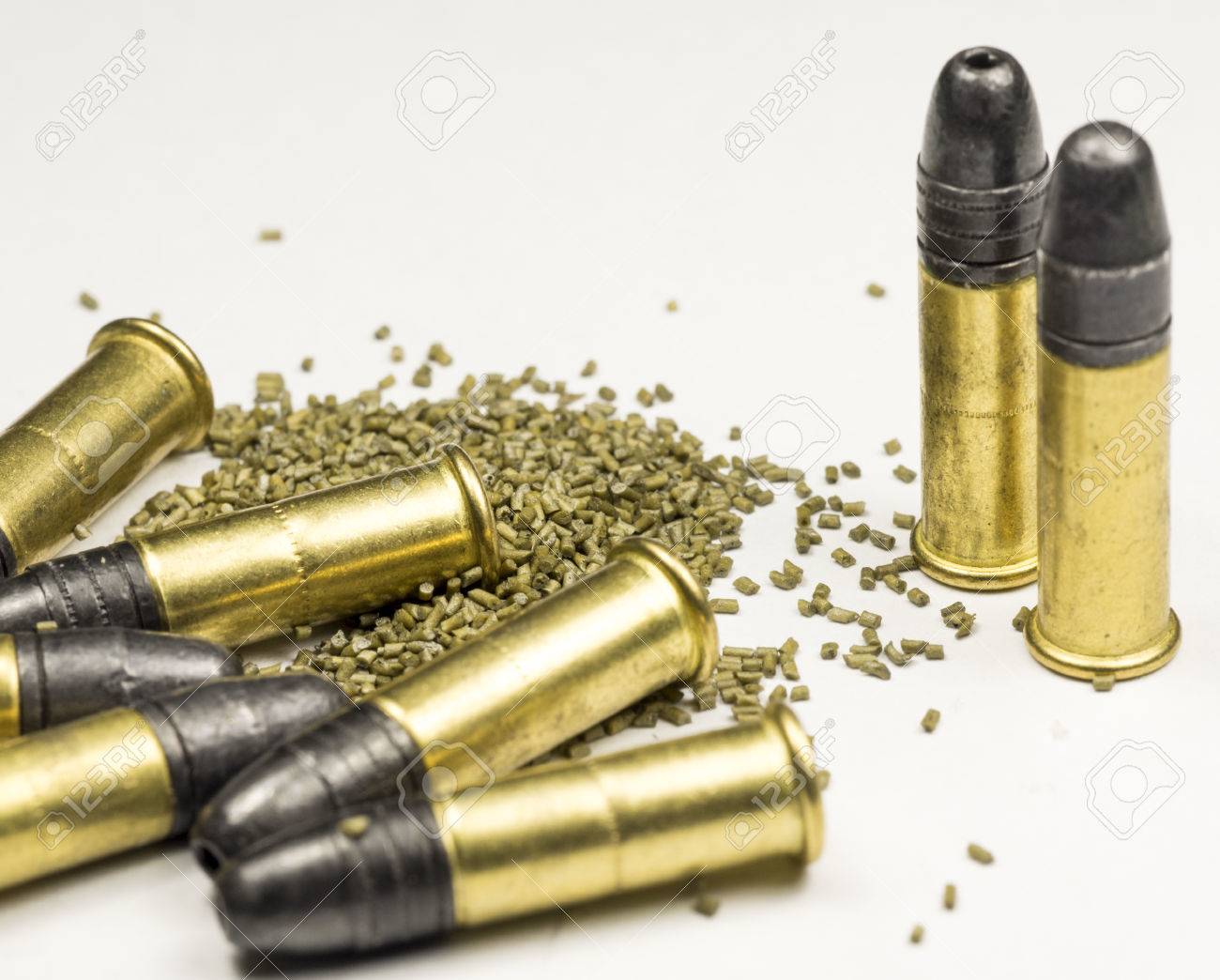 22 長いライフル リムファイアー式薬きょうの弾薬白の無煙粉 の写真素材 画像素材 Image