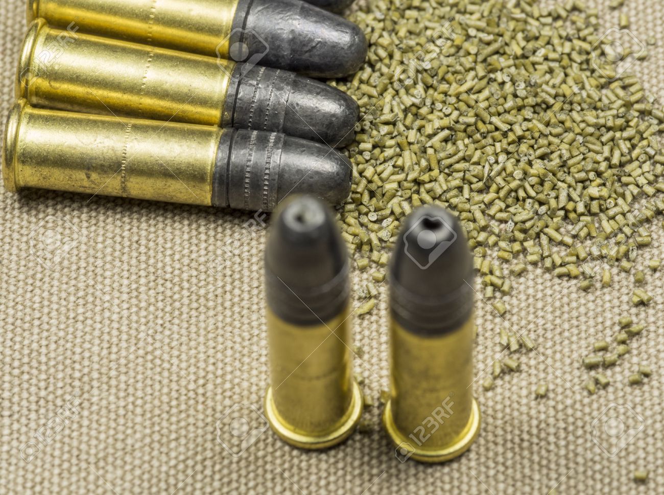 22 長いライフル リムファイアー式薬きょうの弾薬 Canwas の無煙粉 の写真素材 画像素材 Image