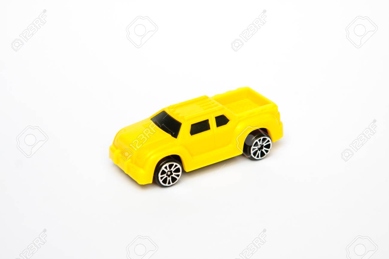 Une Isolé Voiture De Jaune Sur Jouet Blanc 6Yfg7yb