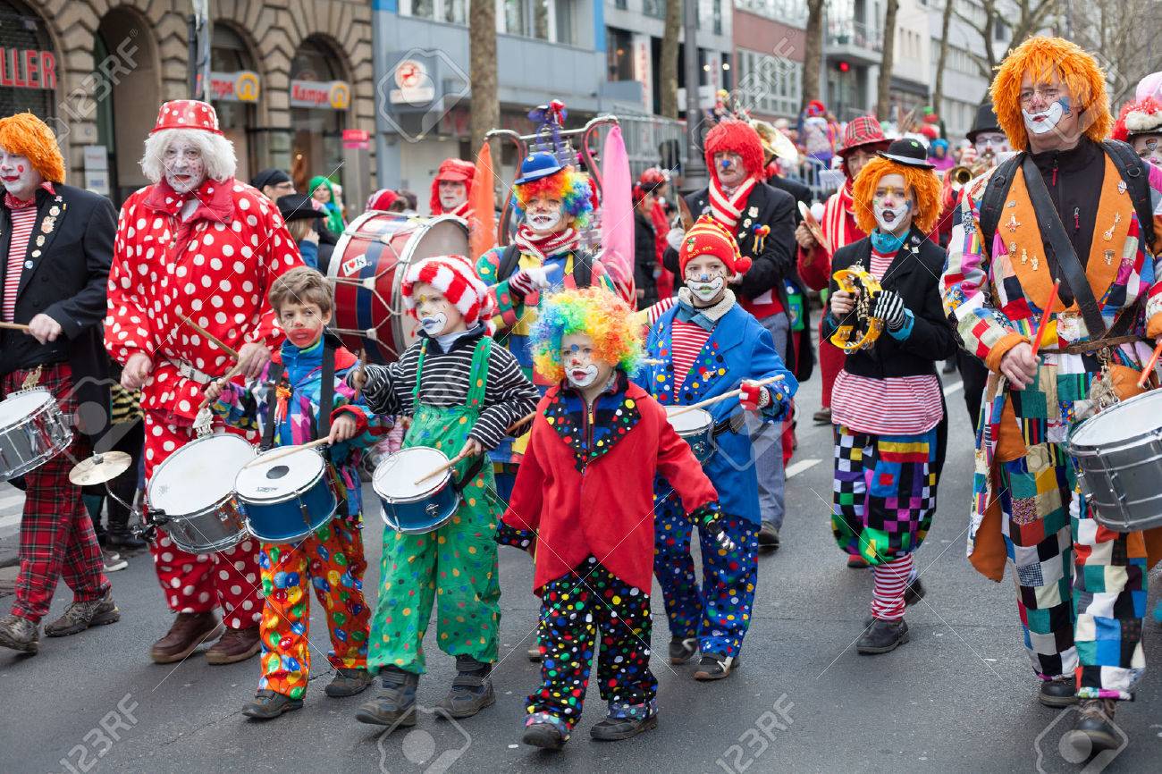 Cologne Allemagne 2eme Mars 14 Carnaval 14 En Tete Du Cortege De Carnaval Appele Schull Und Veedelszoch Est Venu Un Groupe D Enfants De Femmes Et D Hommes Pour Celebrer Le Carnaval Certains Cologne Allemagne 2eme Mars 14 Carnaval 14 En Tete Du Cortege De Carnaval Appele Schull Und Veedelszoch Est Venu Un Groupe D Enfants De Femmes Et D Hommes Pour Celebrer Le Carnaval Certains