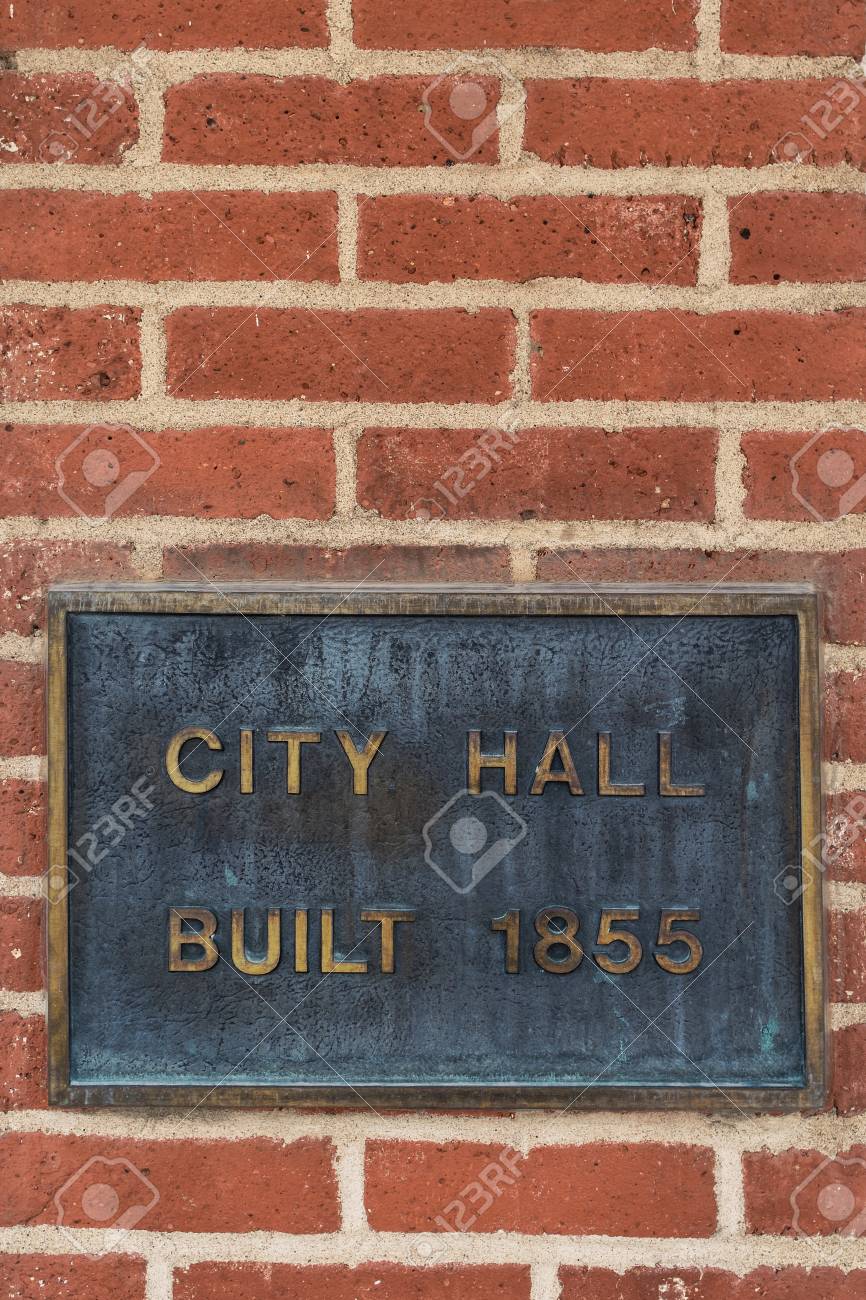 Un Signo De Edad Rustico En Una Pared De Ladrillo Diciendo A Todos