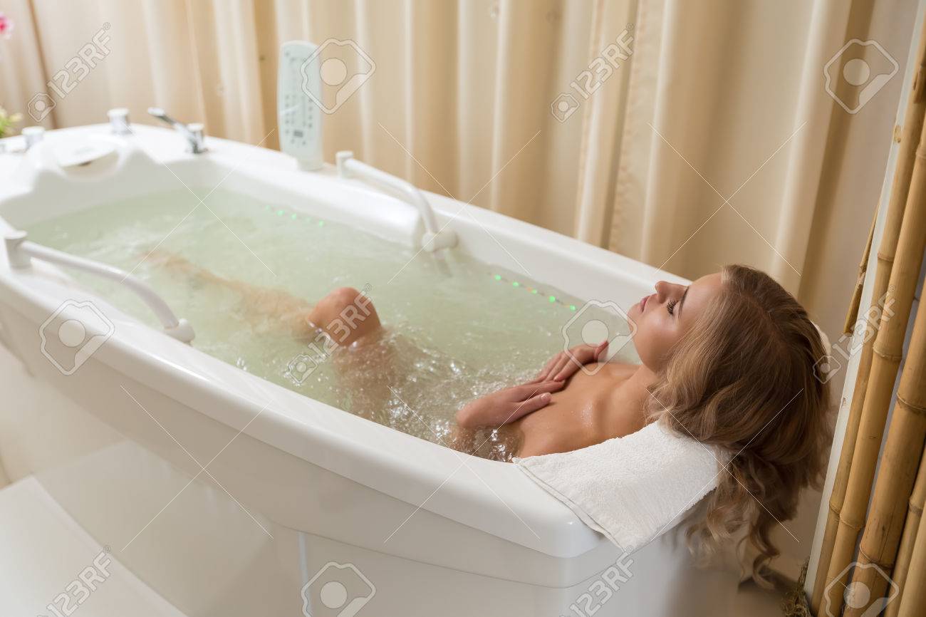 Junge Schöne Mädchen Zu Sein, Im Jacuzzi, Nackt, Entspannenden Spa  Lizenzfreie Fotos, Bilder und Stock Fotografie. Image 68168918.