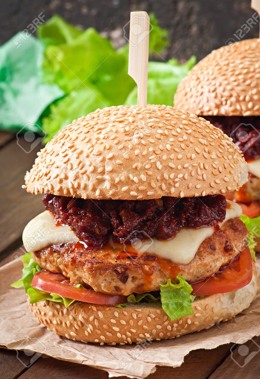アメリカのハンバーガーとチキンとベーコン 自家製バーベキュー ソース の写真素材 画像素材 Image