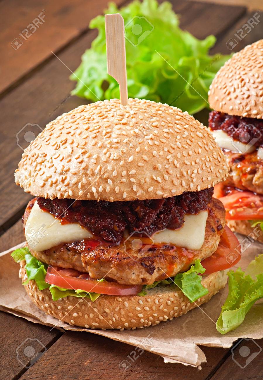 アメリカのハンバーガーとチキンとベーコン 自家製バーベキュー ソース の写真素材 画像素材 Image