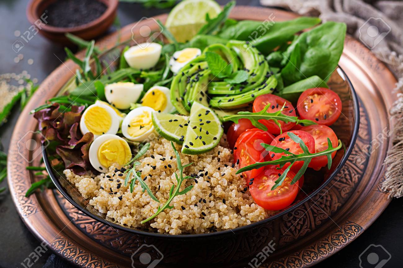 ダイエット メニュー 新鮮な野菜 トマト アボカド ルッコラ 卵 ほうれん草 ボウルにキノアのヘルシー サラダ の写真素材 画像素材 Image 8123