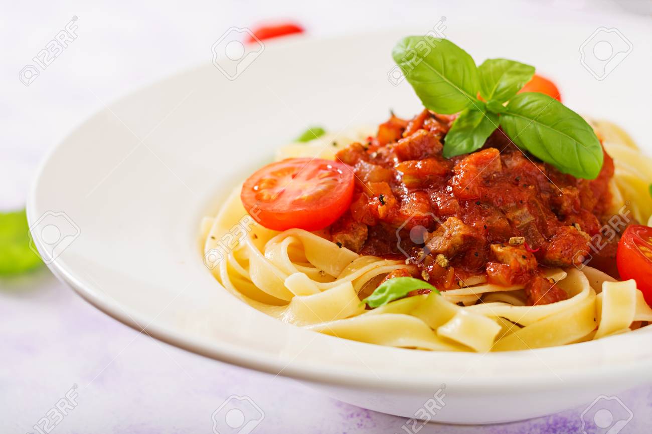 白いボウルのトマトソース パスタ フェットチーネ ボロネーゼ の写真素材 画像素材 Image 白いボウルのトマトソース パスタ フェットチーネ ボロネーゼ の写真素材 画像素材 Image