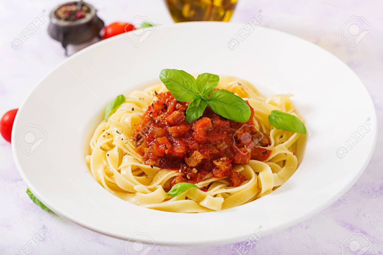 白いボウルのトマトソース パスタ フェットチーネ ボロネーゼ の写真素材 画像素材 Image 白いボウルのトマトソース パスタ フェットチーネ ボロネーゼ の写真素材 画像素材 Image