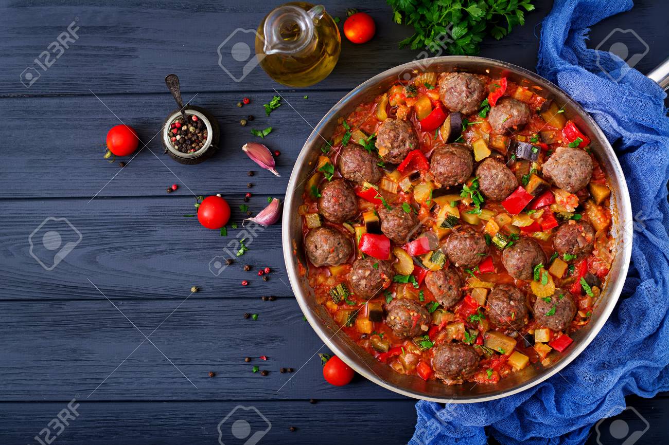 トマトソースと野菜のシチュー鍋にミートボール の写真素材 画像素材 Image