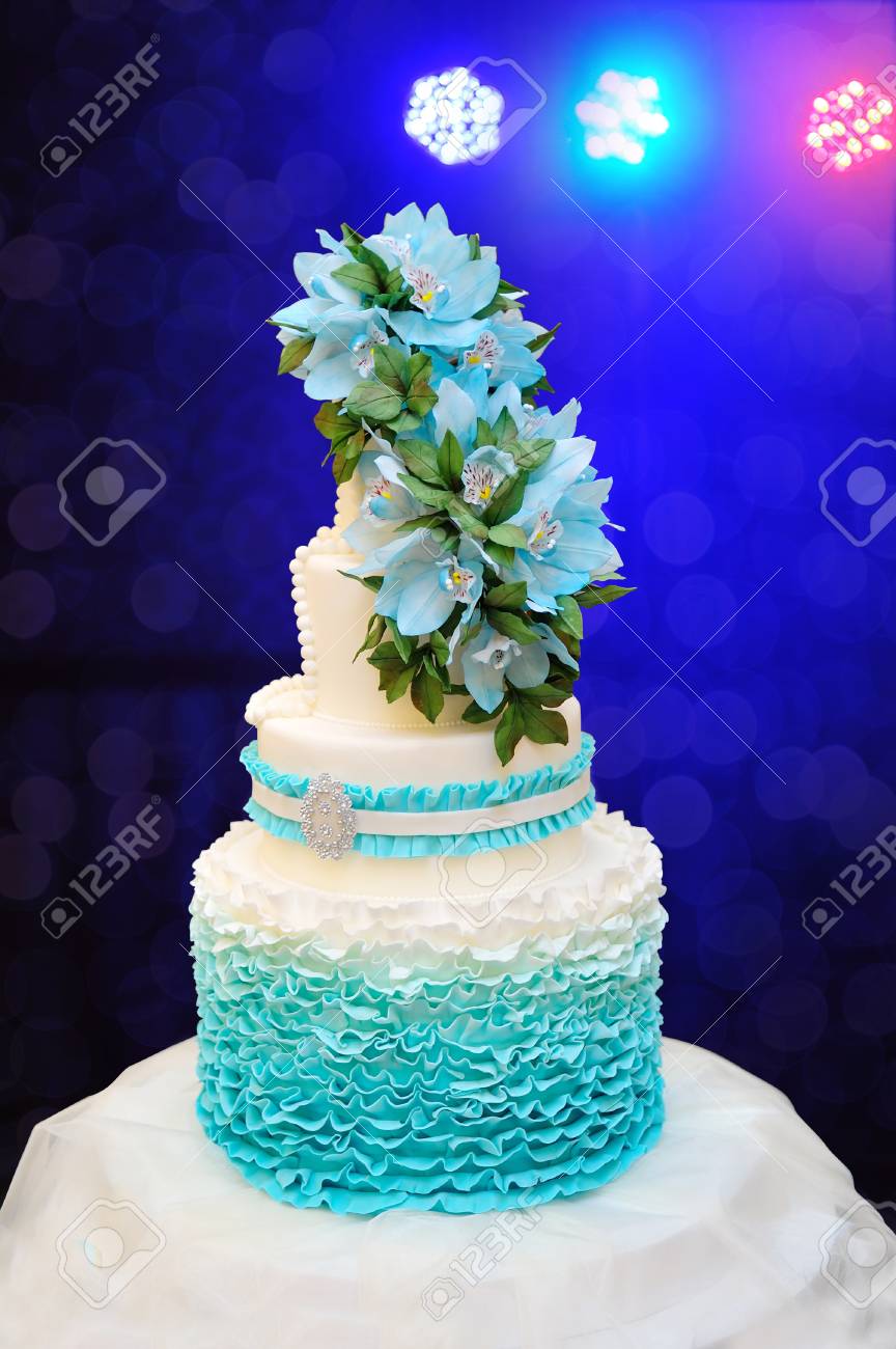 Turquoise Magnifique Threetiered Gâteau De Mariage Sur Une Table