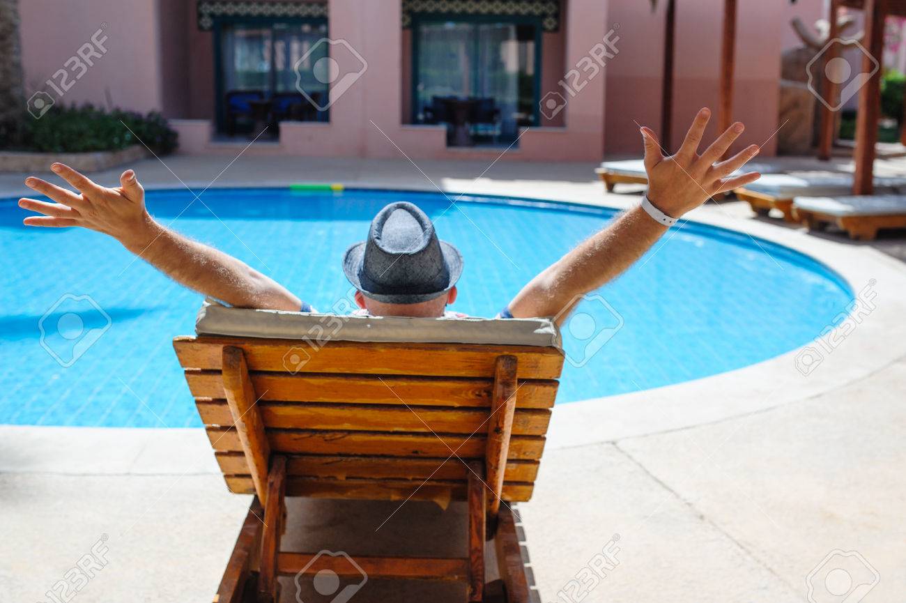 banque dimages heureux lhomme avec un chapeau allong sur un transat prs de la piscine - Transat Piscine banque dimages heureux lhomme avec un chapeau allong sur un transat prs de la piscine - Transat Piscine