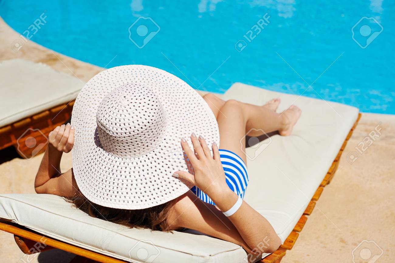 Im Pool und im Bett mit brünettem Flittchen Im Pool und im Bett mit brünettem Flittchen