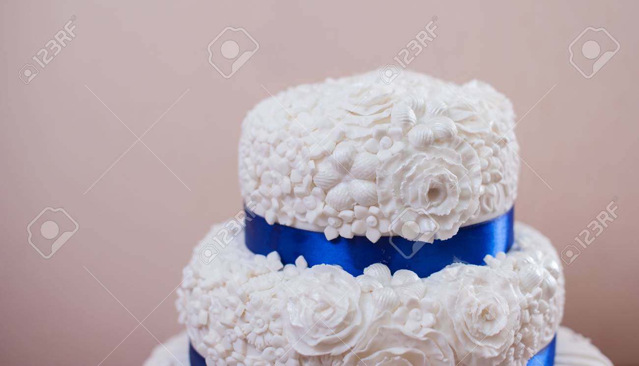 Blanc Classique Gâteau De Mariage Avec Un Ruban Bleu