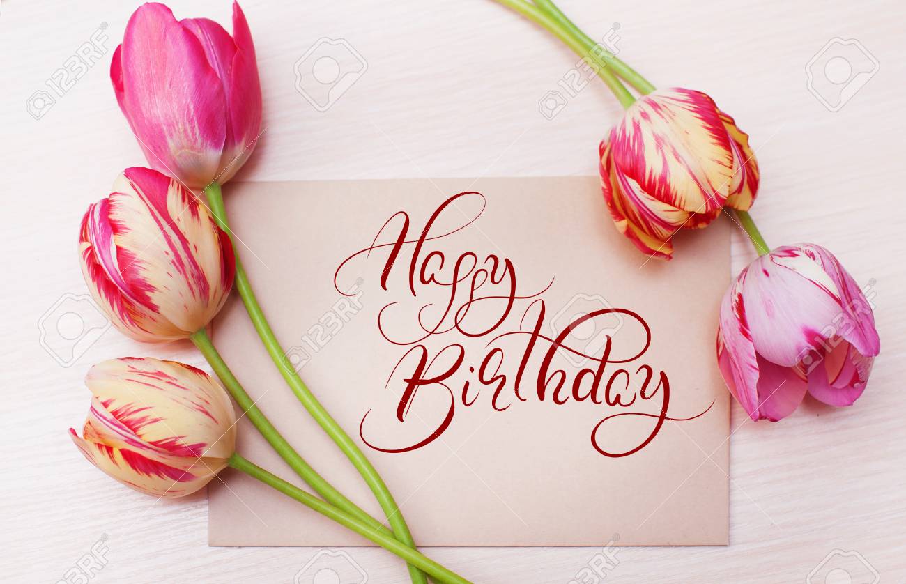 本文お誕生日おめでとうと白い背景の赤いチューリップの花束 書道の文字 の写真素材 画像素材 Image