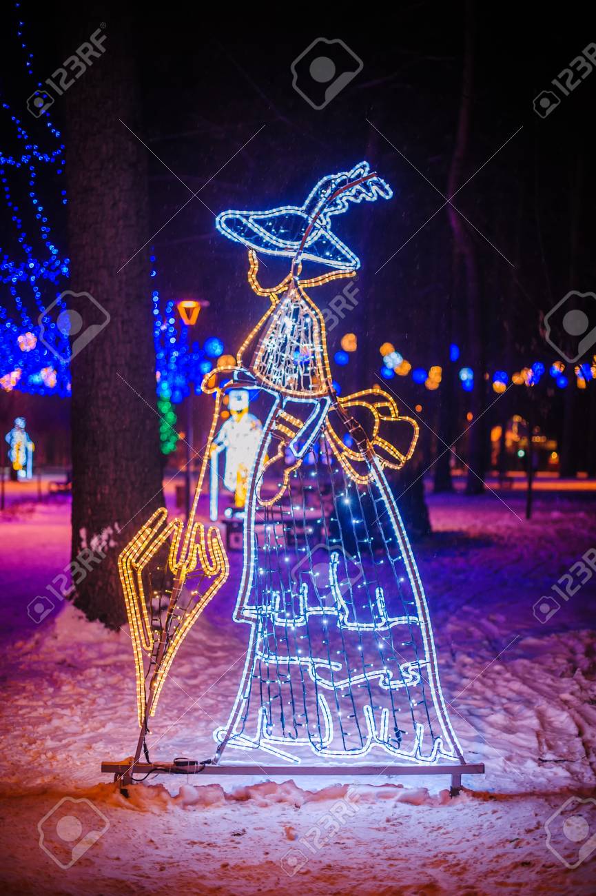 クリスマス イルミネーションの公園で傘を持つ女性 の写真素材 画像素材 Image