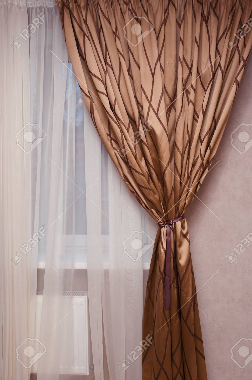 Rideau De Tissu Marron Sur La Fenêtre Dans La Chambre Banque D ... Rideau De Tissu Marron Sur La Fenêtre Dans La Chambre Banque D ...