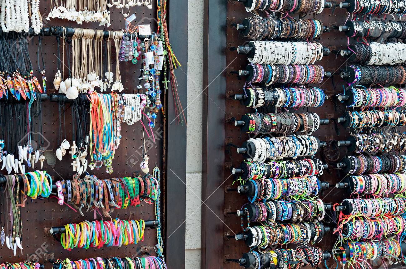 Hechos A Mano Abalorios Brazaletes Y Collares Para La Venta En Primera Línea De Playa Fotos, Retratos, Imágenes Y Fotografía De Archivo Libres De Image 61825433.