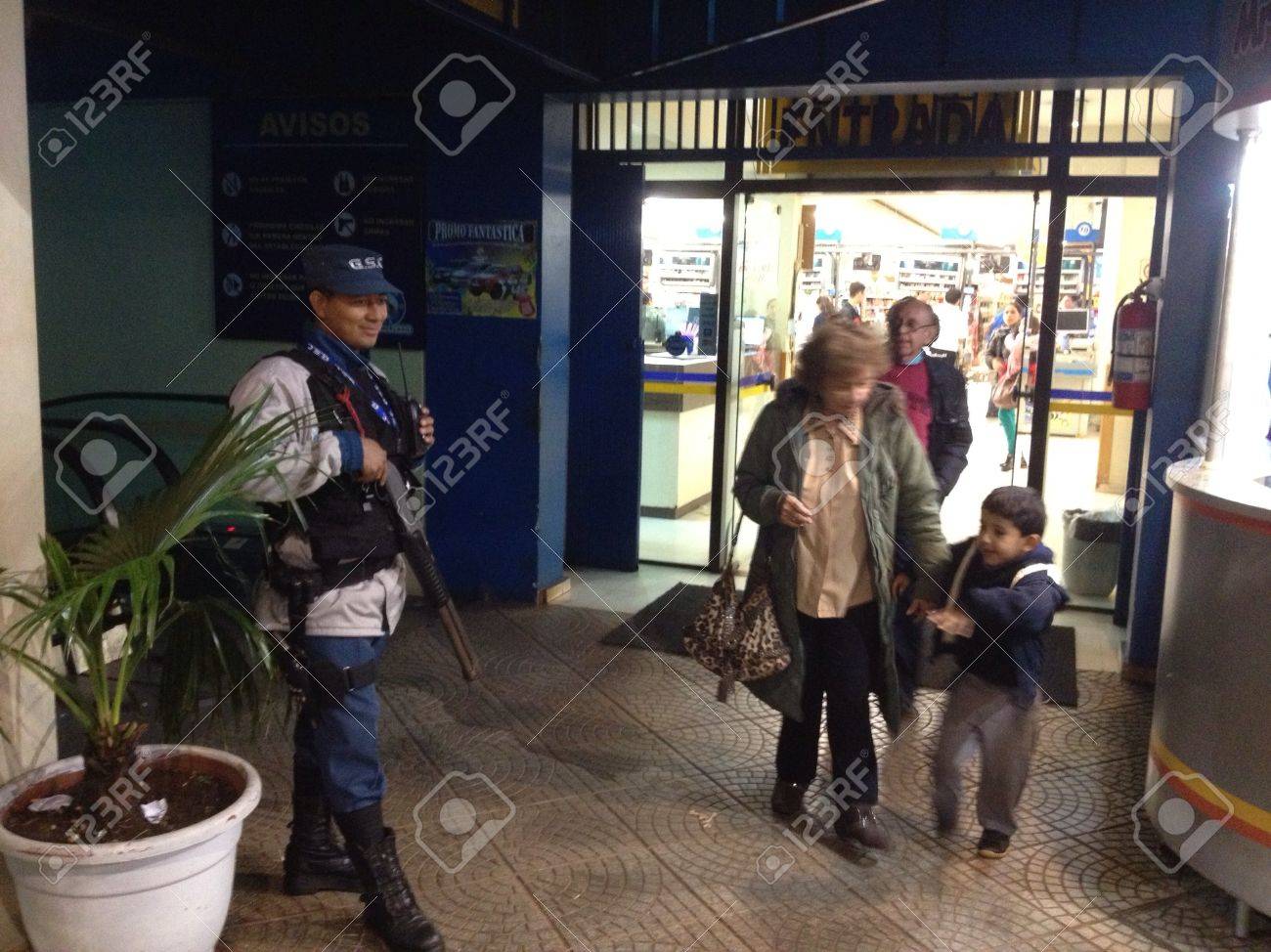 スーパーの前に武装した警備員 南というラテン アメリカ の写真素材 画像素材 Image