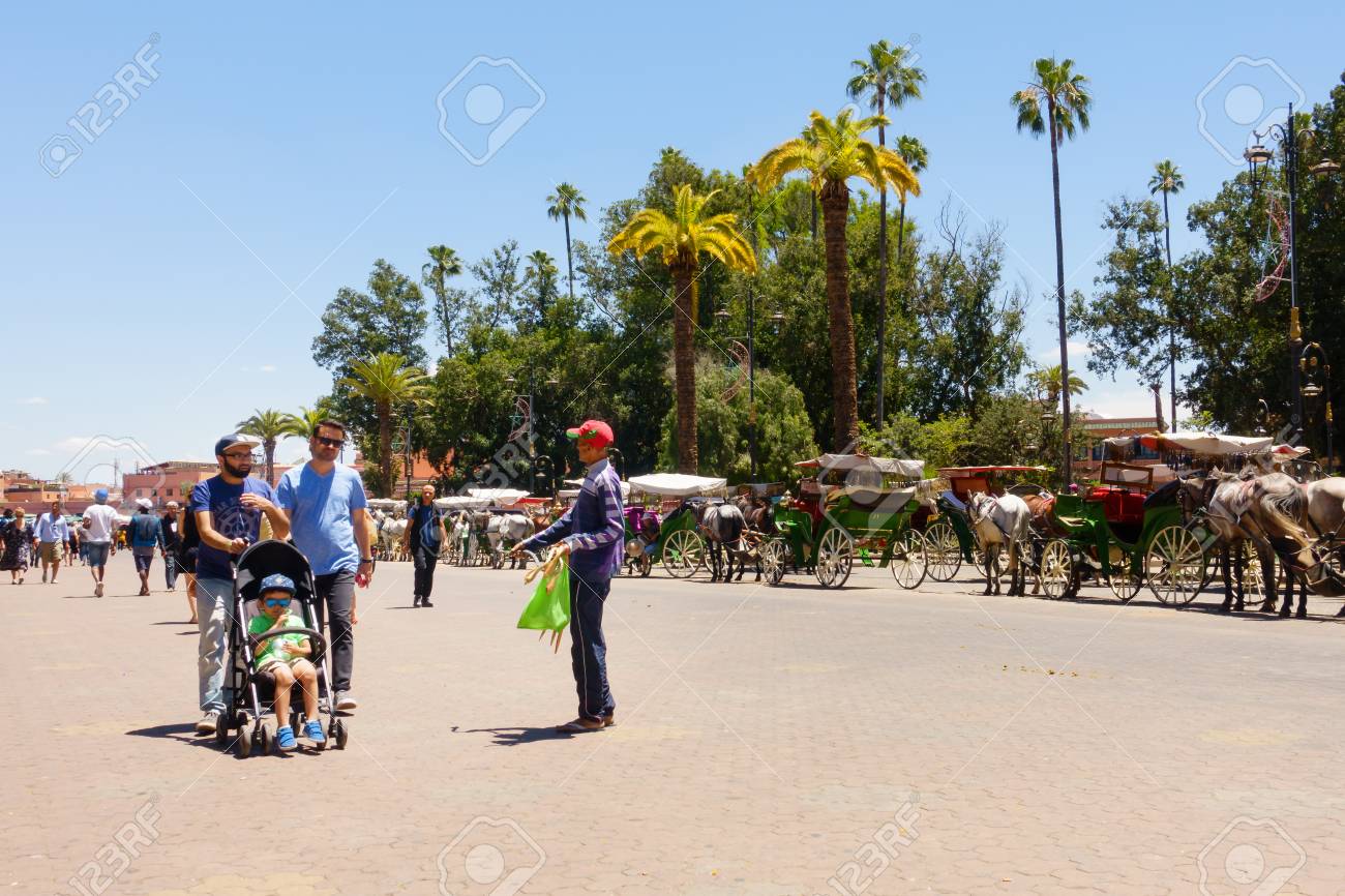 マラケシュ モロッコ 17年5月12日 マラケシュのジャマ エル フナに向かう通りで観光客に商品を販売するモロッコ人男性が 馬車が顧客を待っている間 の写真素材 画像素材 Image