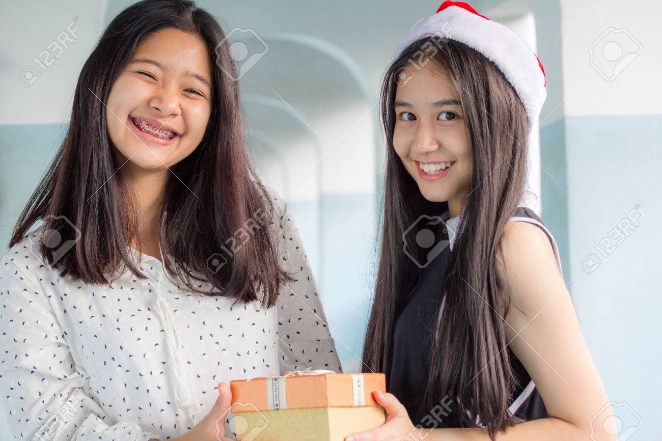 What to give a girl for the New Year What to give a girl for the New Year