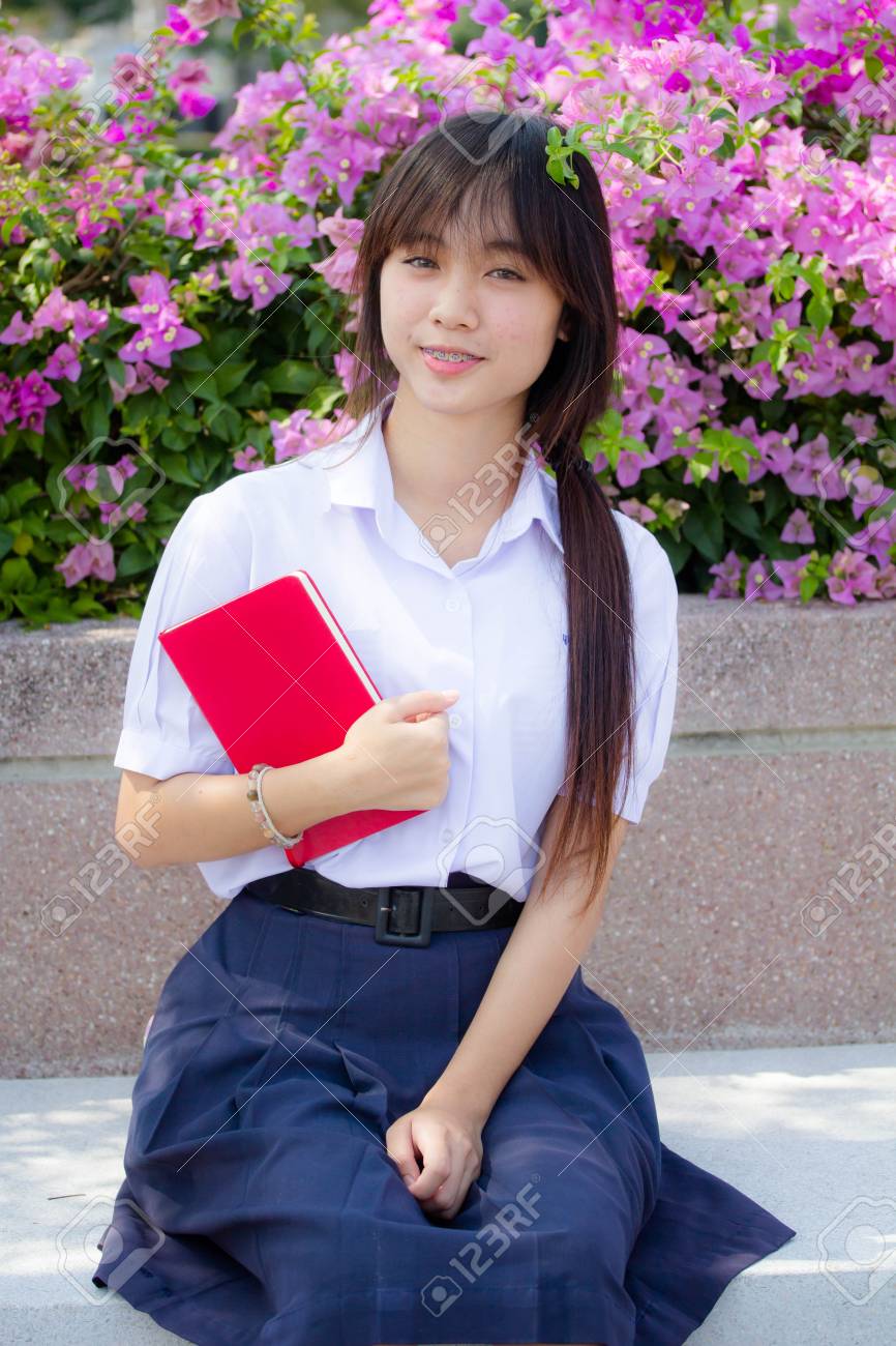  制服美少女 アジア タイ高校生制服美少女は、本を読むの写真素材・画像素材 Image 72348222