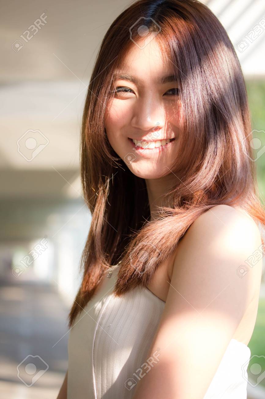 タイ中国アダルト美少女の肖像画は リラックスし 笑顔 の写真素材 画像素材 Image