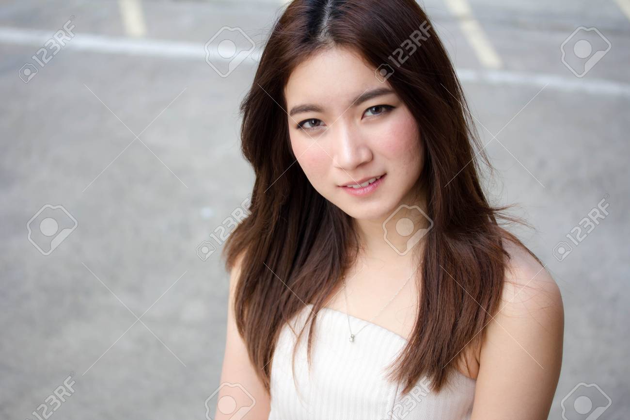タイ中国アダルト美少女の肖像画は リラックスし 笑顔 の写真素材 画像素材 Image