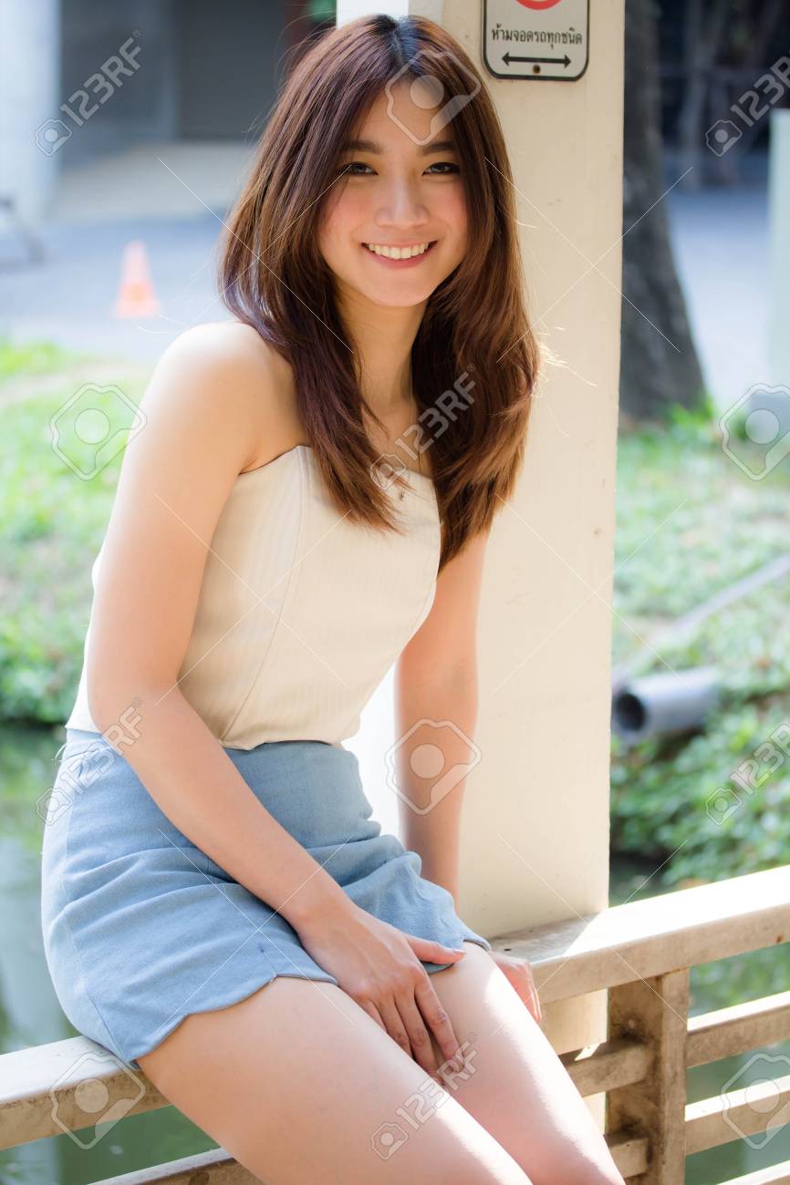 タイ中国アダルト美少女の肖像画は、リラックスし、笑顔の写真素材・画像素材 Image 75318420