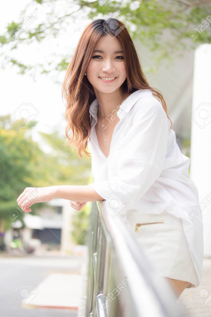 タイ成人作業女性白シャツの肖像画は リラックスし 笑顔 の写真素材 画像素材 Image タイ成人作業女性白シャツの肖像画は リラックスし 笑顔 の写真素材 画像素材 Image