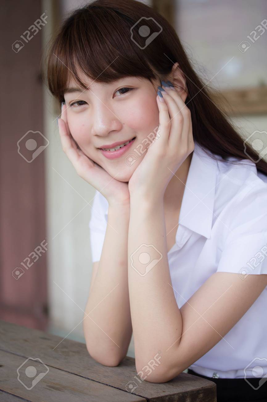 タイの社会人大学制服美少女の肖像画は リラックスし 笑顔 の写真素材 画像素材 Image