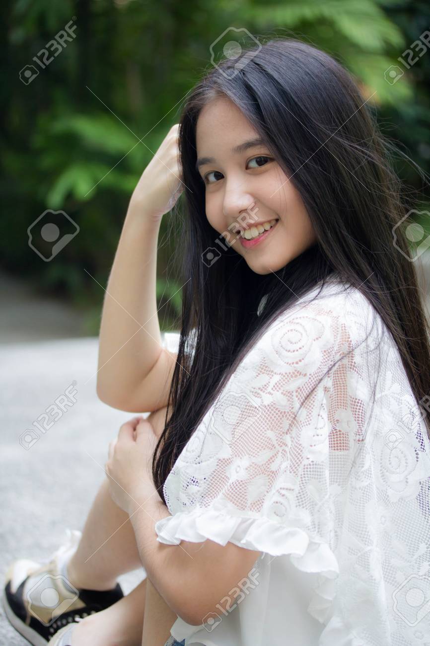 teenies mädchen Porträt Des Schönen Mädchens Des Thailändischen Teenies Glücklich Und  Entspannen. Lizenzfreie Fotos, Bilder und Stock Fotografie. Image 103793293.