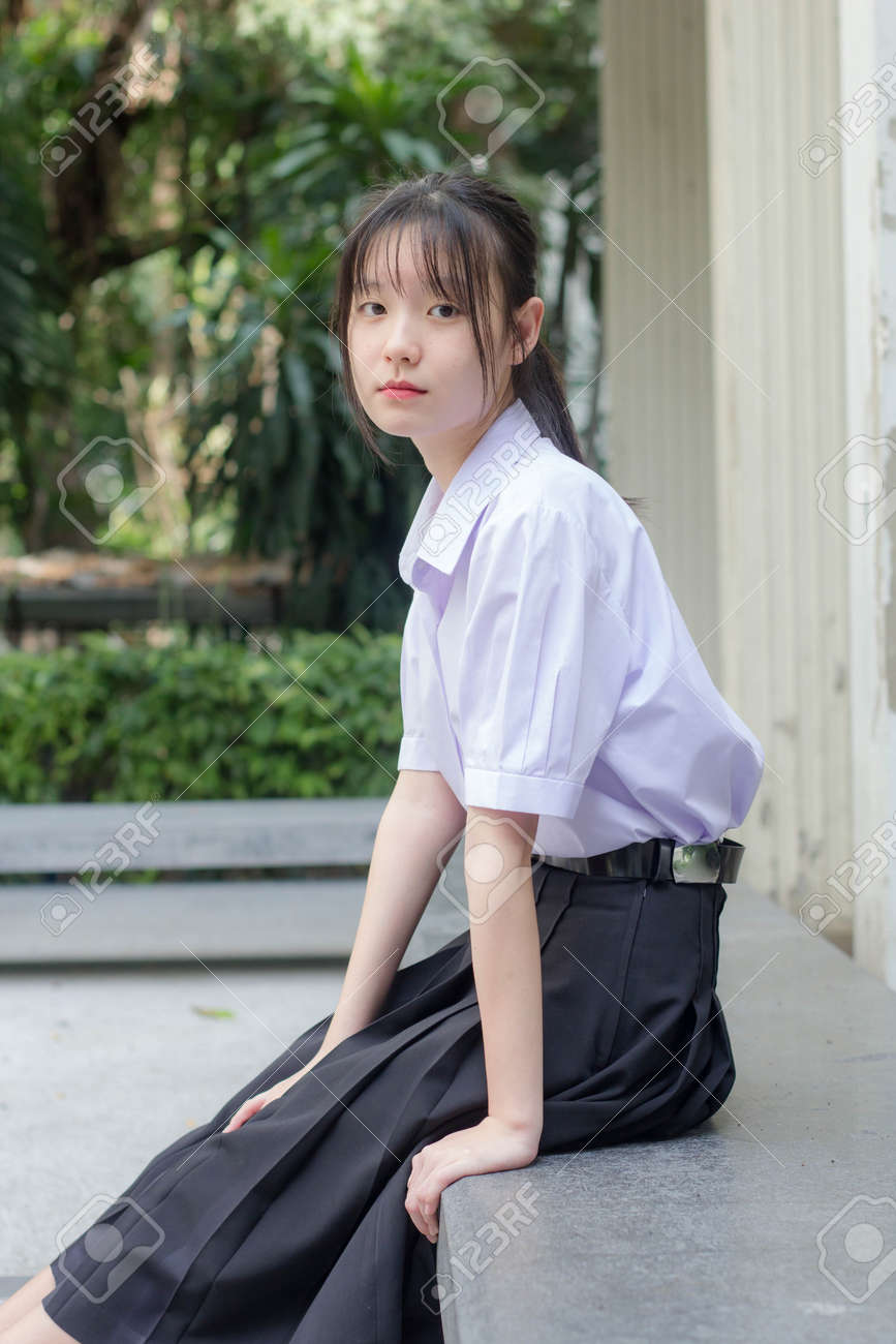  制服美少女 アジアタイ高校生制服美少女笑顔とリラックスの写真素材・画像素材 Image 185941131