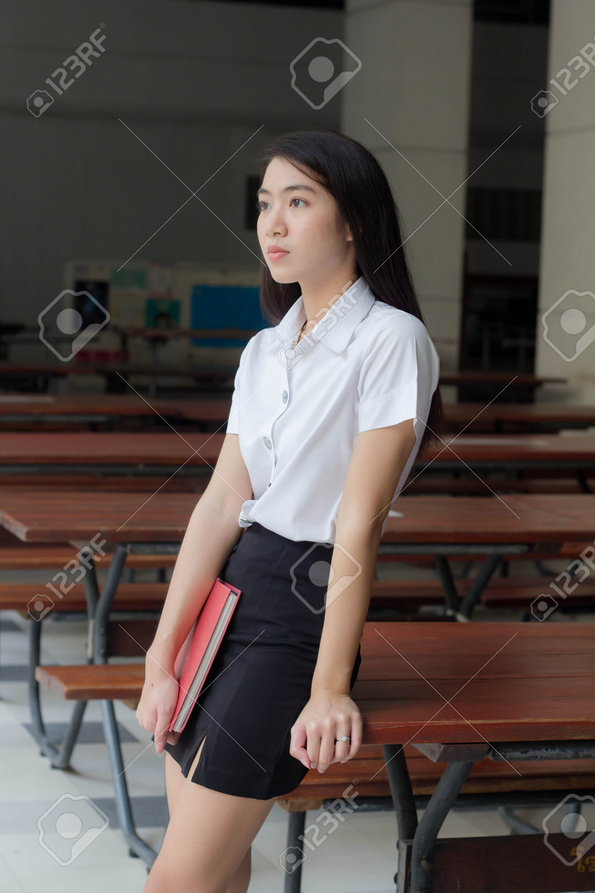  制服美少女 タイの成人学生大学制服美少女笑顔でリラックスの写真素材・画像素材 Image 207807781
