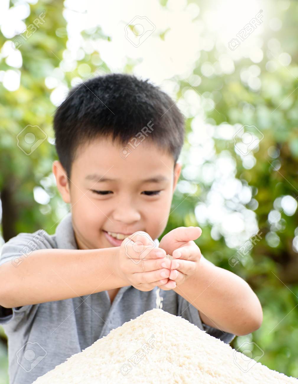 クローズ アップ ホワイト ジャスミン米品種はタイの主要な消費の良い香りと小さな子供の手でおいしい 手ぼかし顔で選択と集中 の写真素材 画像素材 Image
