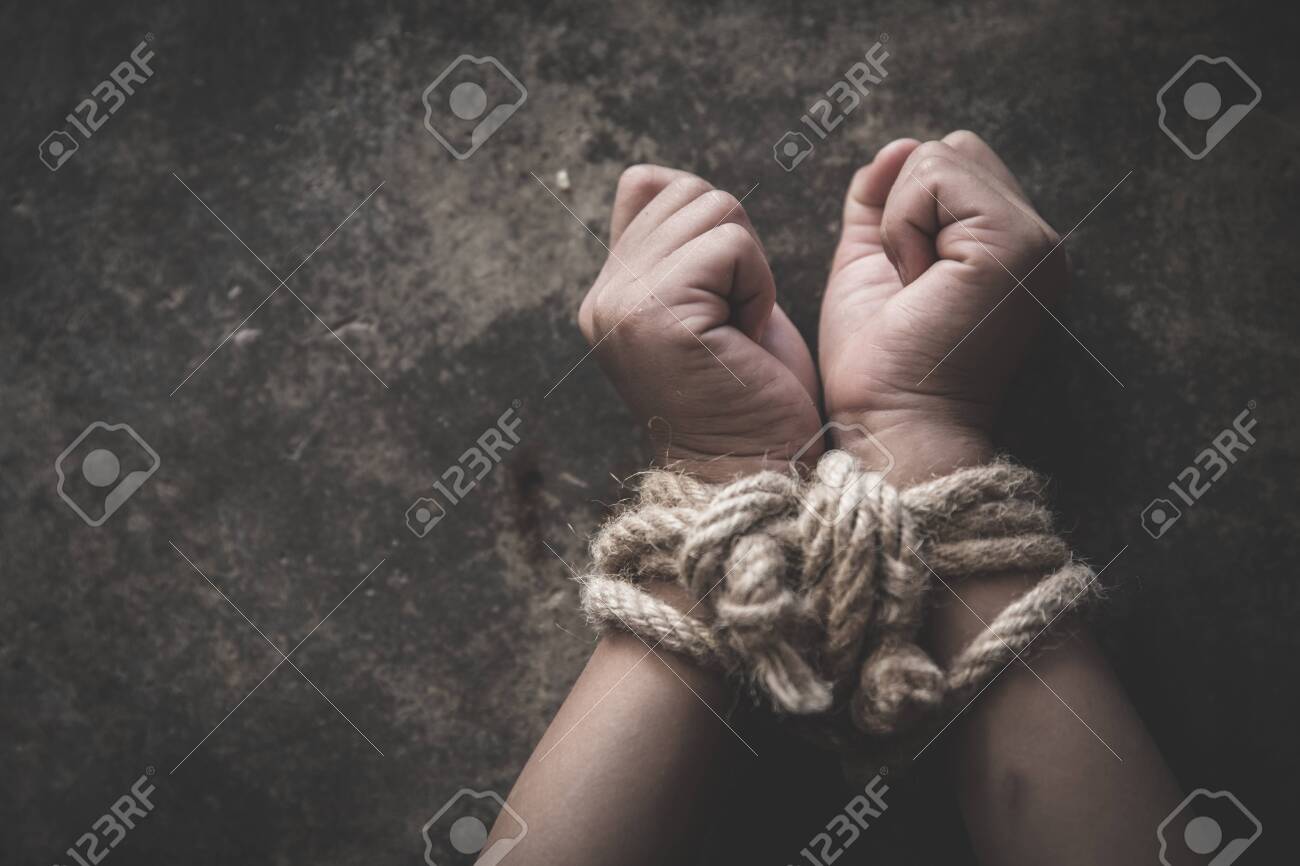 Связанные руки веревкой. Связанные руки. Связанная женщина. Связанный парень. Веревка в руке.