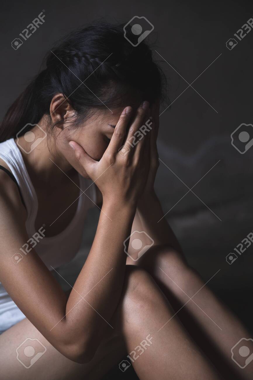 レイプ　女の顔 泣いて顔を覆っている若い女性。うつ病または家庭内暴力。女性に対するセクハラとレイプの概念。人身売買、国際女性の日。の写真素材・画像素材 Image  133031439