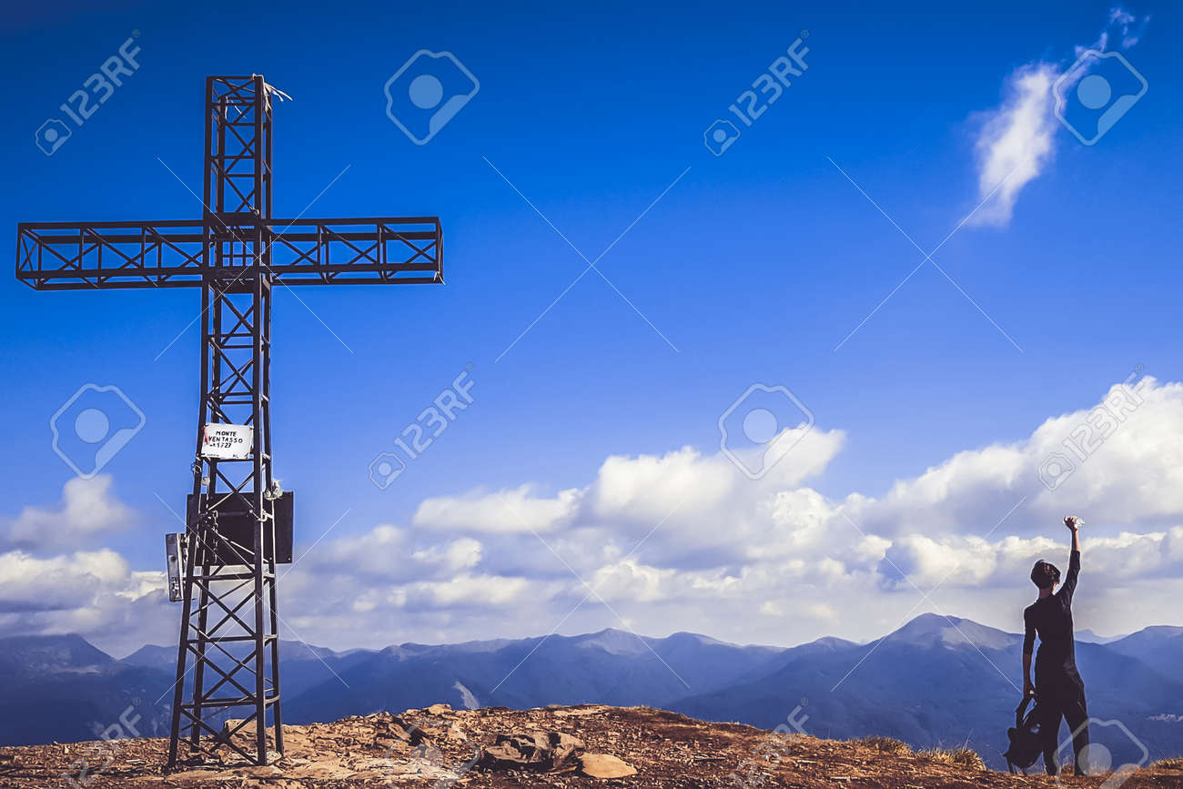 Immagini Stock - Panorama Dal Monte Ventasso A Reggio Emilia Con Una Grande  Croce In Ferro. Foto Di Alta Qualità. Image 175669630