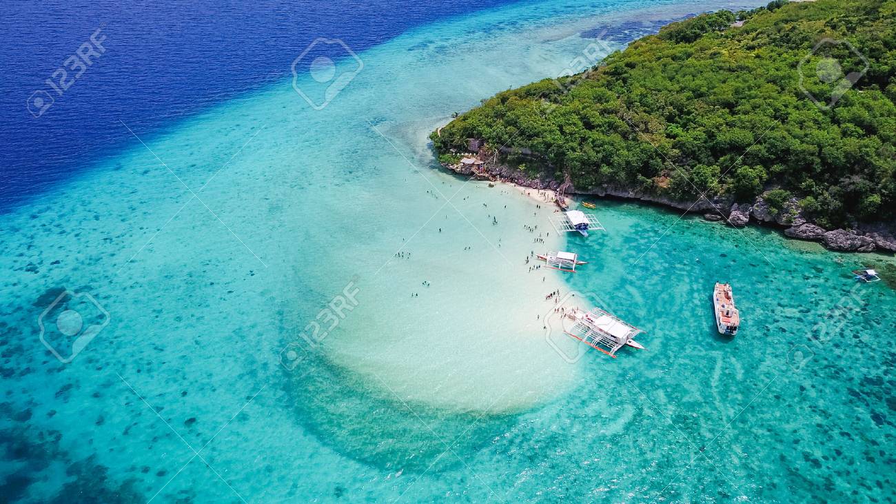 Vue Aérienne De La Plage De Sable Fin Avec Des Touristes Nageant Dans La Belle Eau De Mer Claire De La Plage De Lîle Sumilon Atterrissage Près