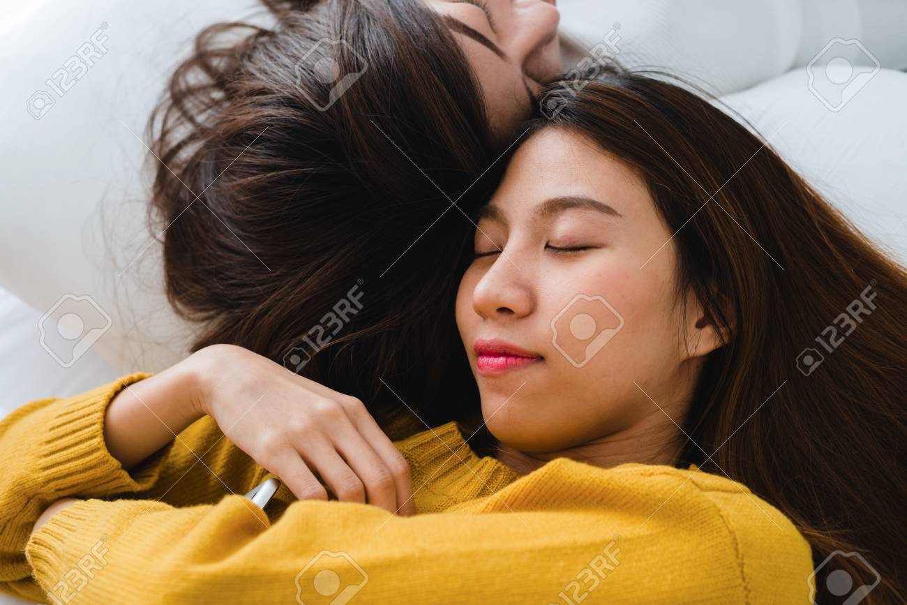 美しい若いアジアの女性lgbtレズビアン幸せなカップルは 自宅で毛布の下にベッドで一緒に横たわっている間 抱き合い 笑顔 目が覚めた後の面白い女性 Lgbtレズビアンカップル一緒に屋内コンセプト の写真素材 画像素材 Image